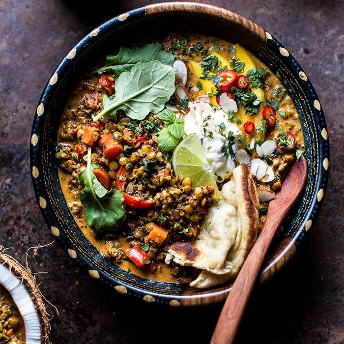 简单的椰子藜麦和酸橙芒果的小扁豆咖喱