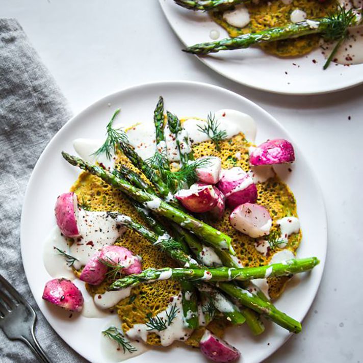 鹰嘴豆煎饼春季蔬菜