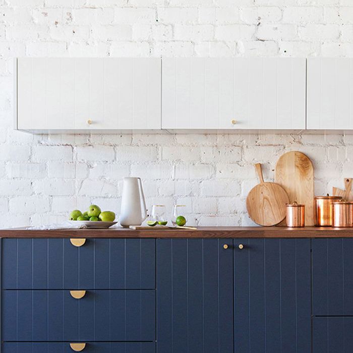 蓝色和白色厨柜