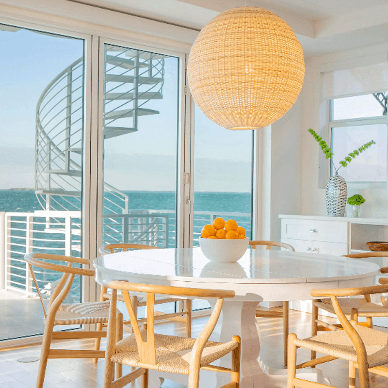 一张白色的餐桌桌子上面有一碗橘子