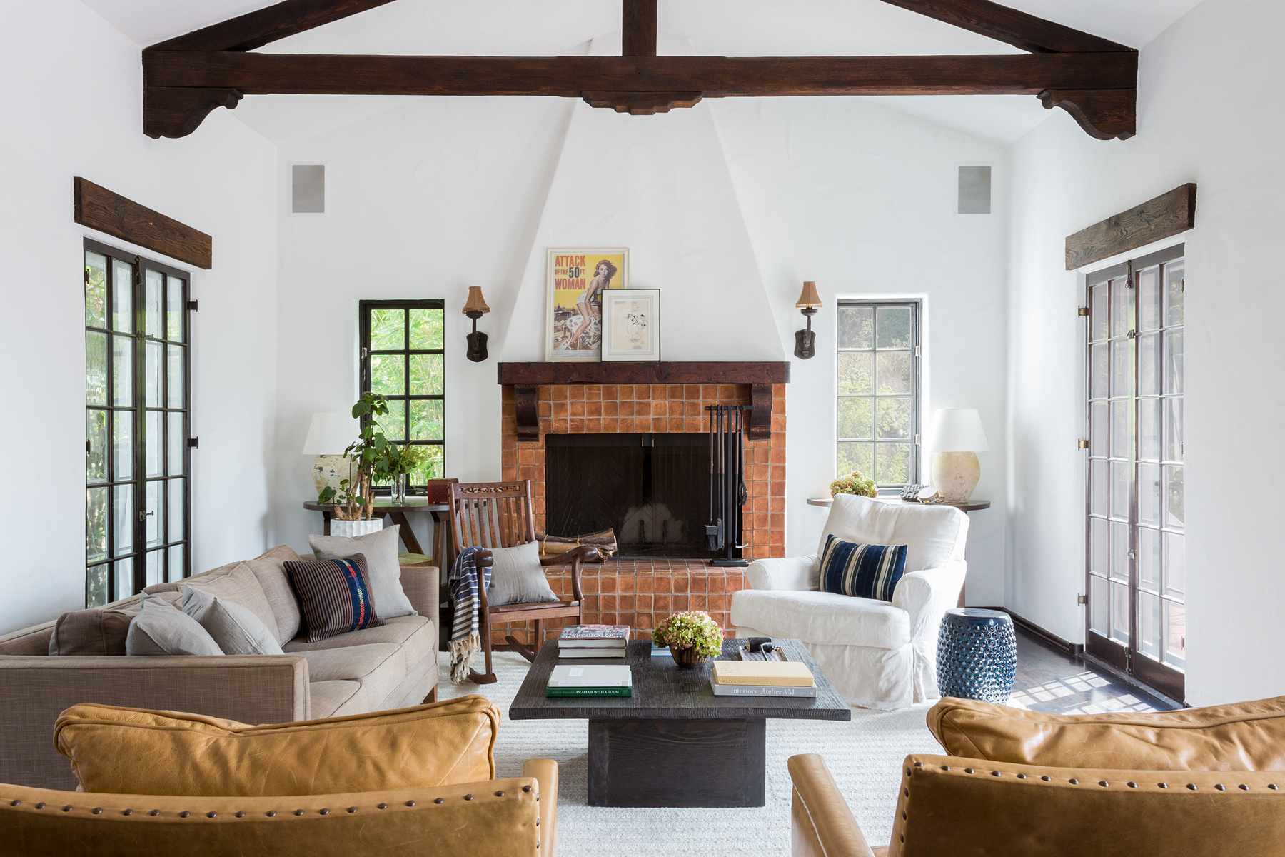 有木粱的土气白色客厅。