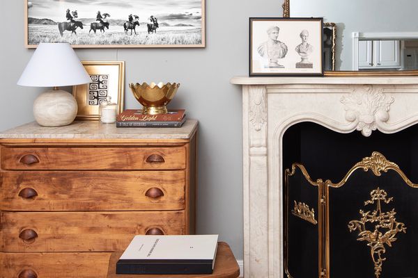 风格的复古披风和梳妆台。