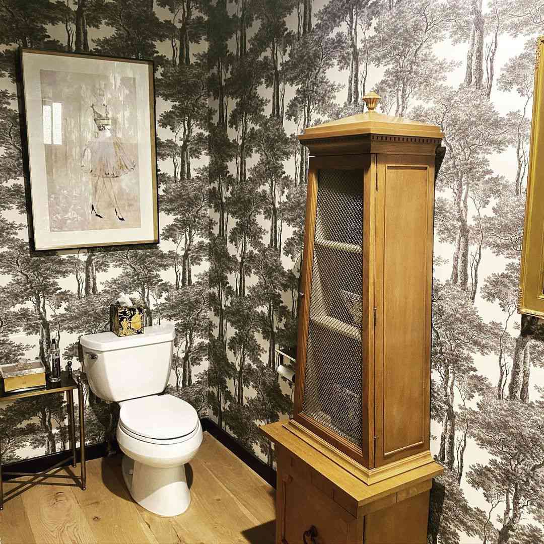 浴室配有黑色和白色壁纸