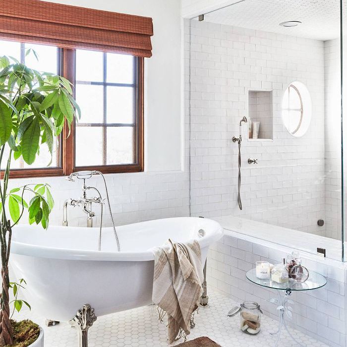 劳伦·康拉德是全白色的浴室。