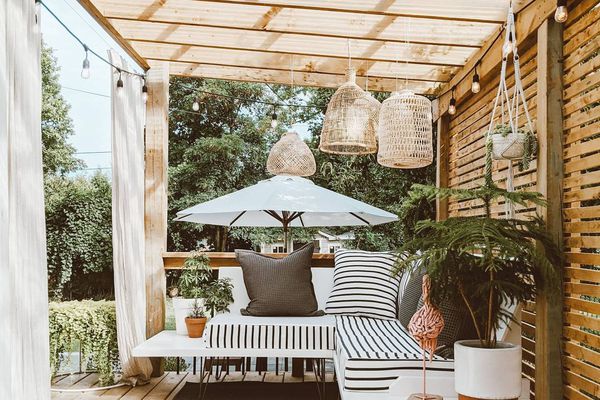 与浮动沙发的户外木盖玉兰下面。