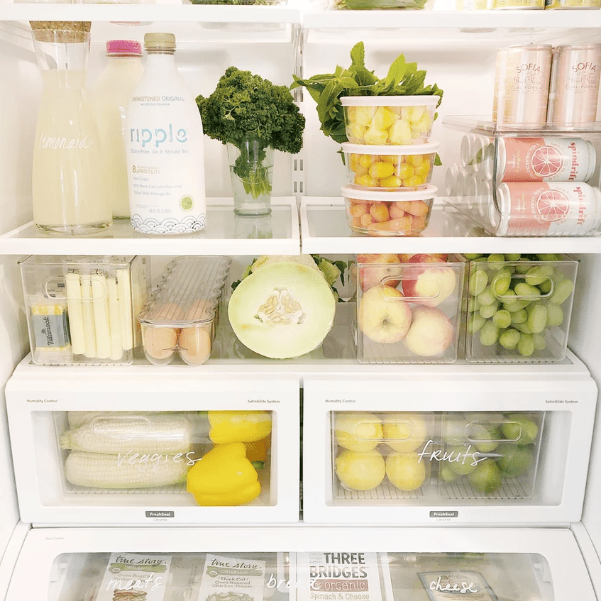 整洁、有组织的冰箱。