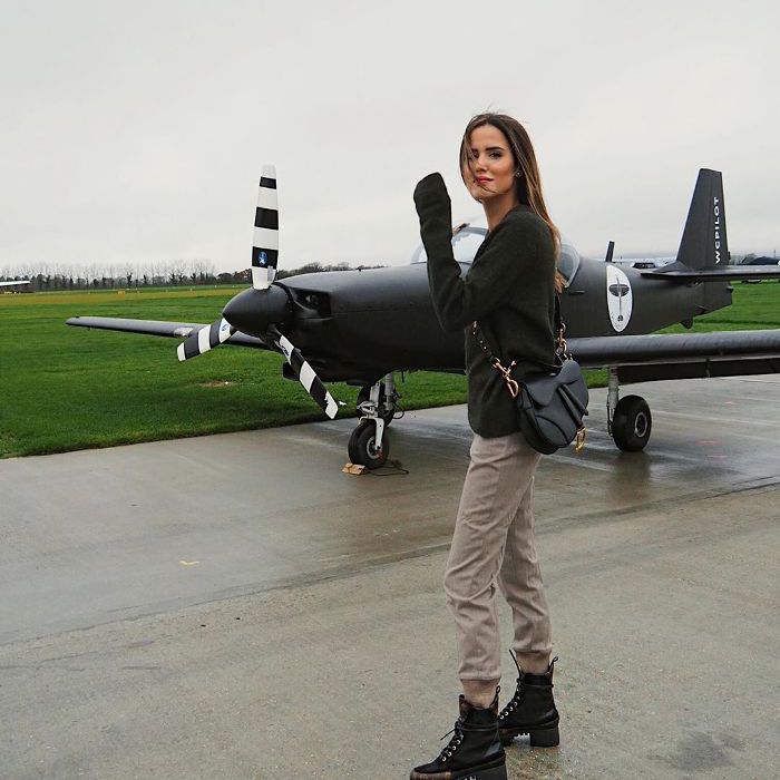 酷机场服装与黑色皮靴