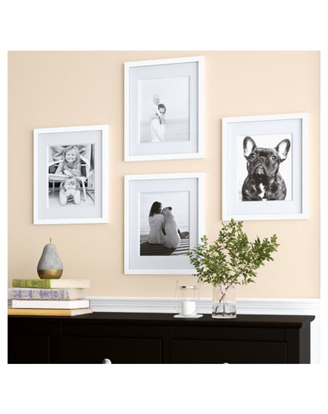 设置4个白框画廊墙壁