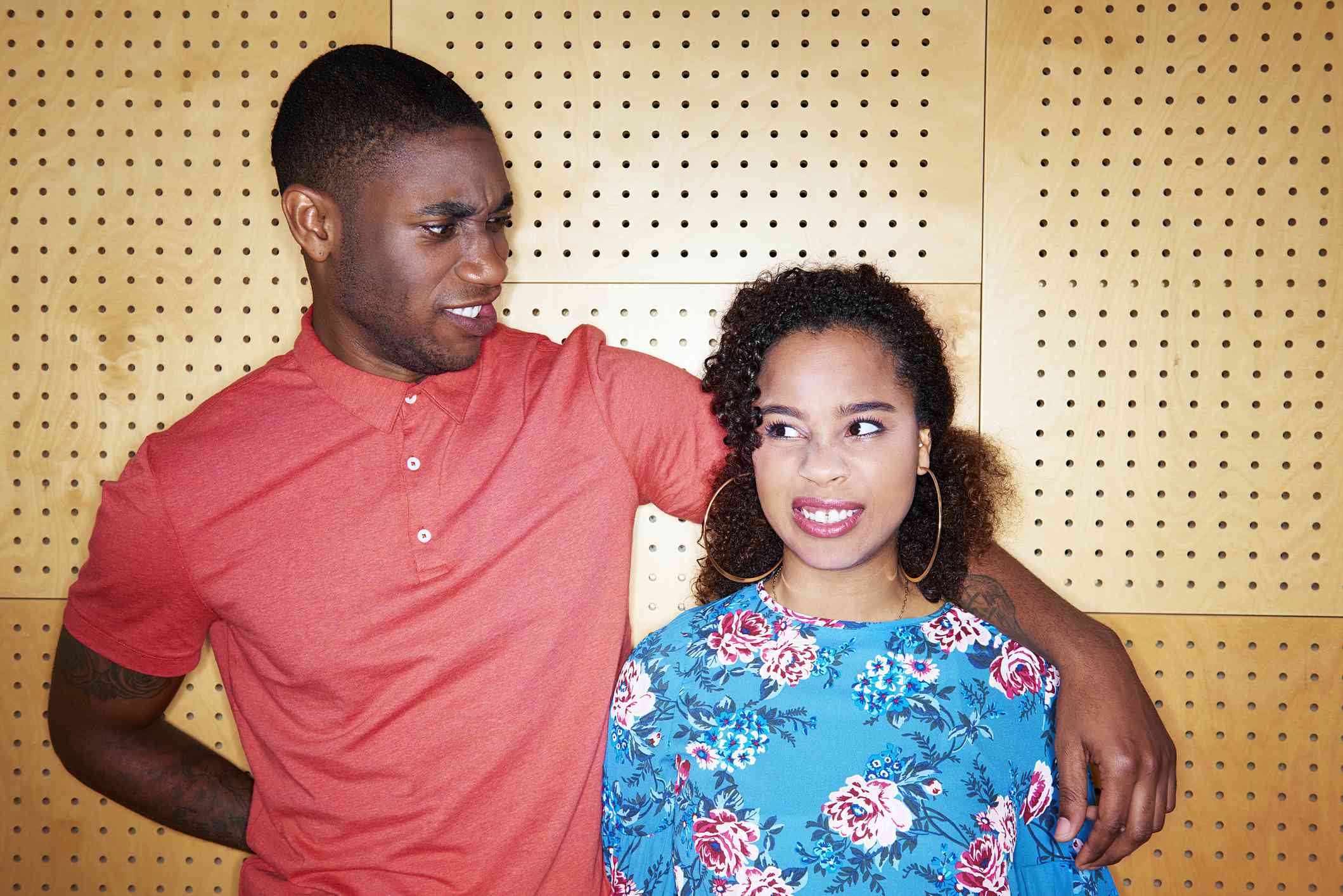 一对夫妇假装它们彼此的懊恼。