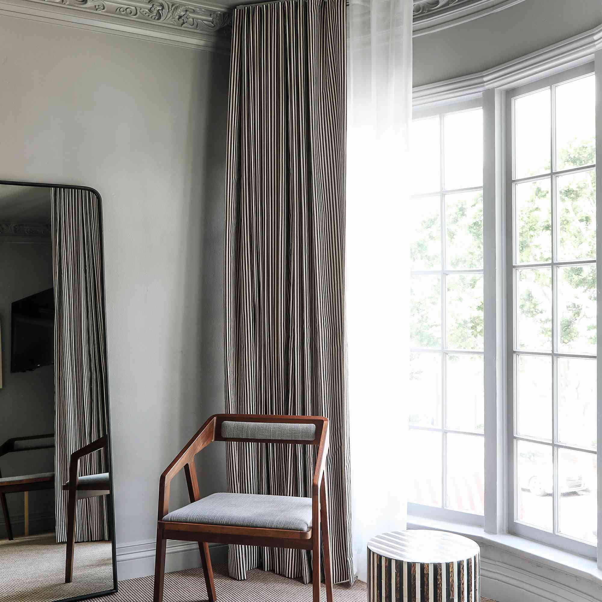 巴黎人灵感卧室，楼层长度窗帘。