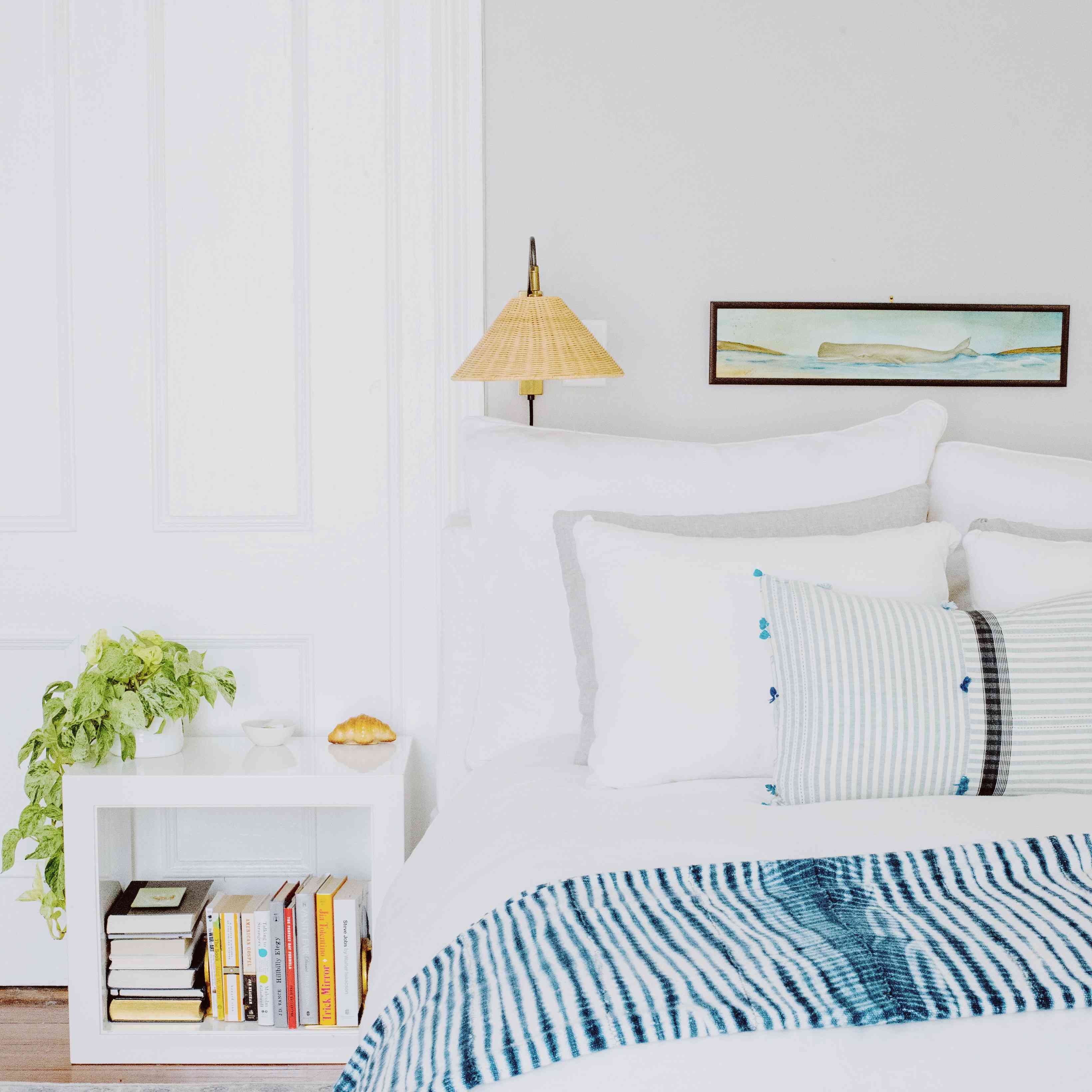 阿曼达·格里利(Amanda Greeley)的家之旅——卧室里有白色床单和侧桌