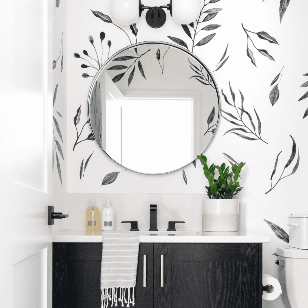 带黑色和白色壁纸的浴室