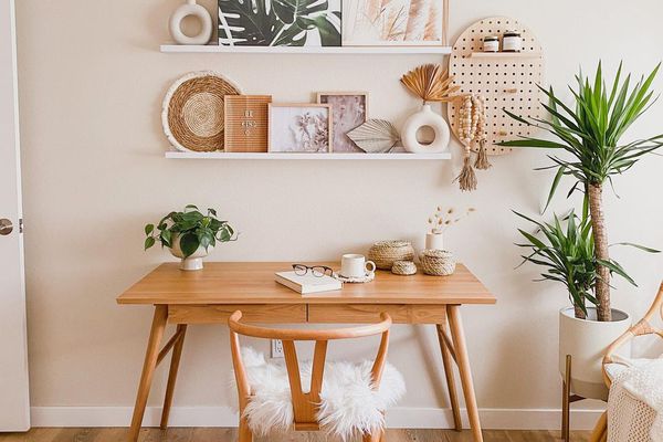 架子上的装饰物。