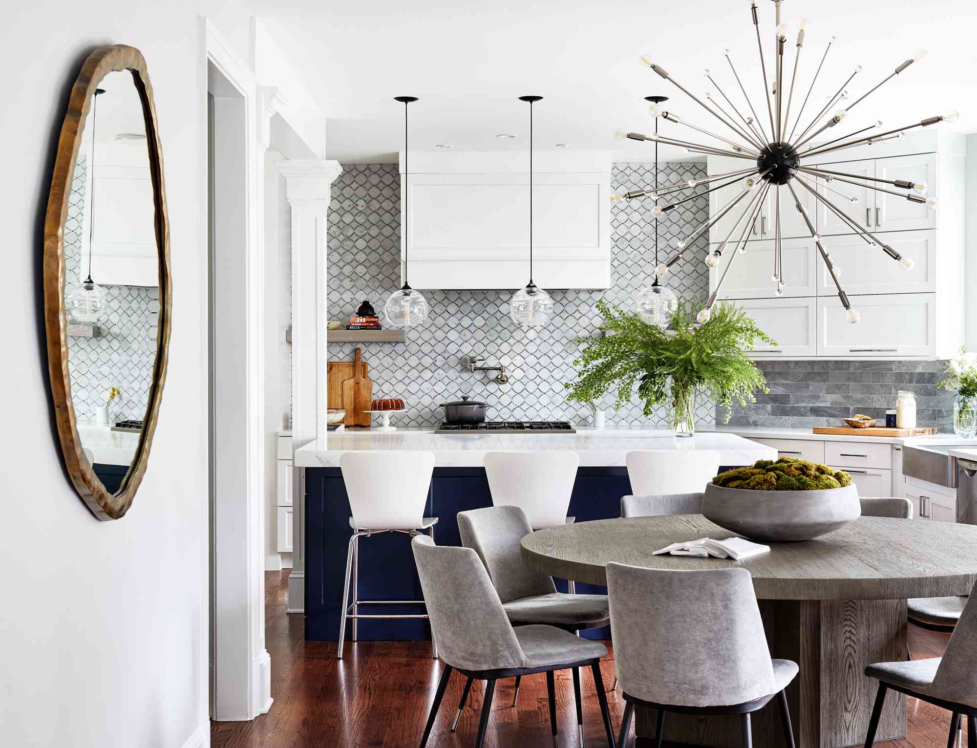 白色，灰色和蓝色的厨房