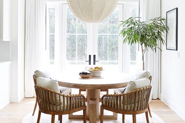 餐厅两侧有一组玻璃门，上面挂着白色窗帘