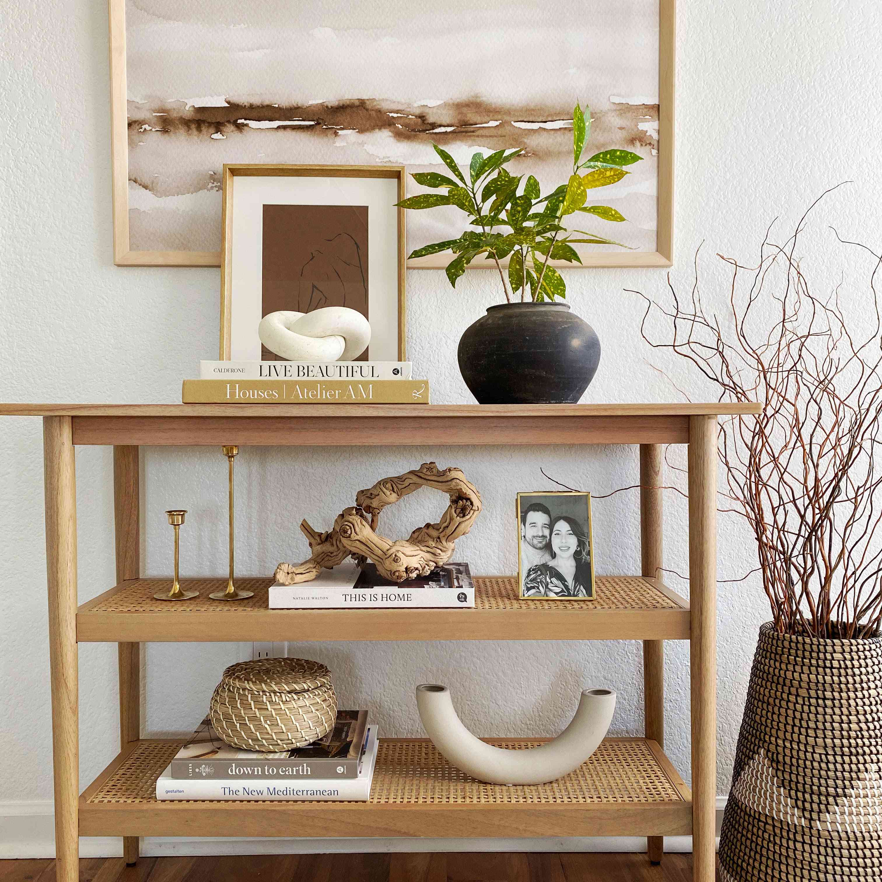 带有装饰的天然木桌。