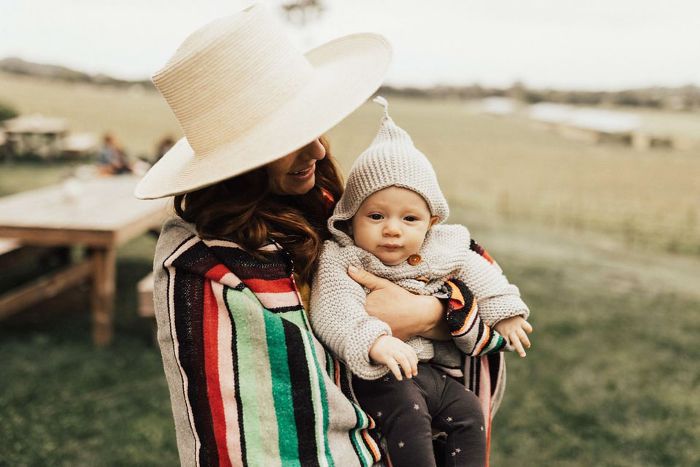 一位母亲抱着一个婴儿