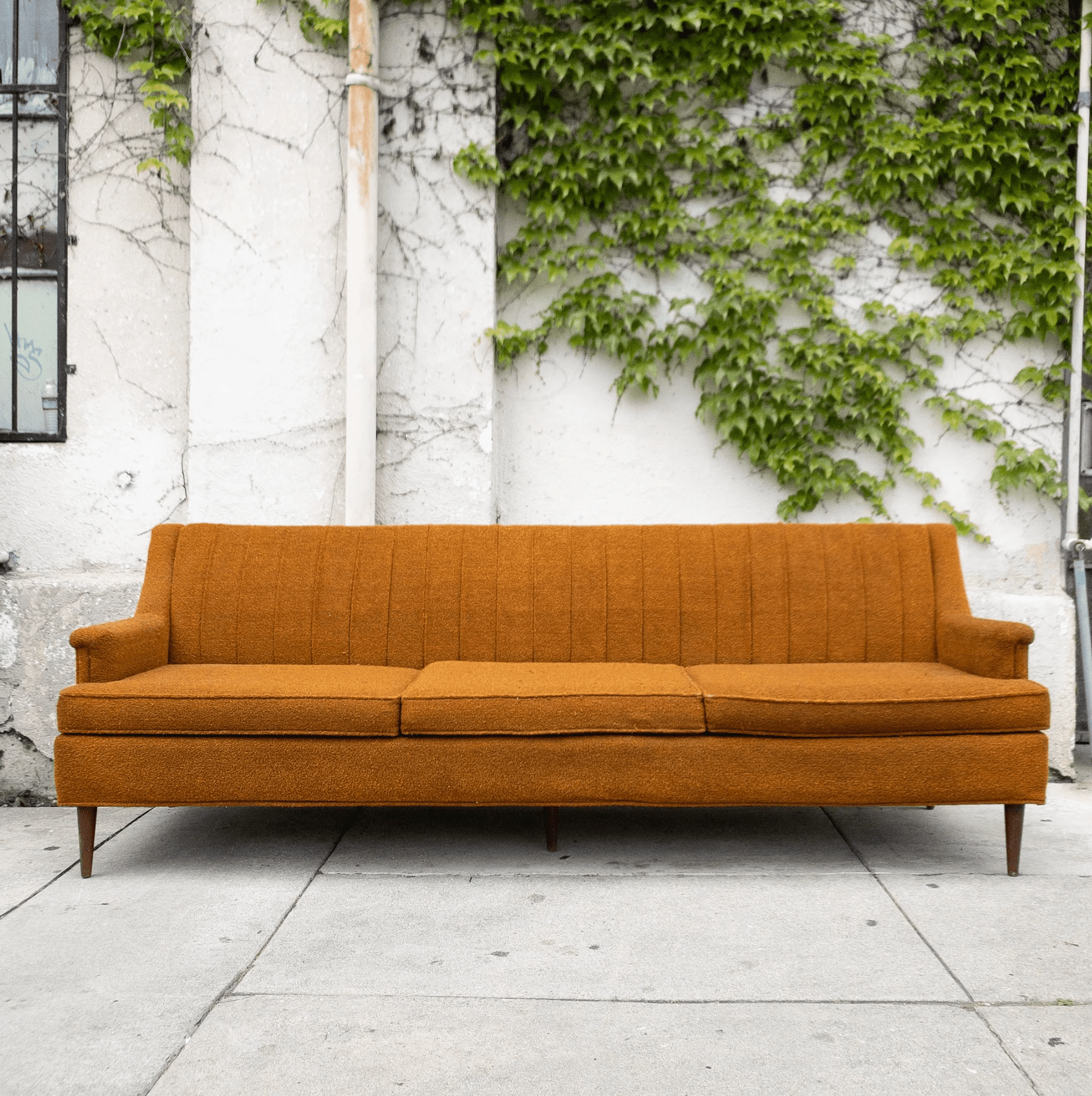 新光葡萄酒原20世纪60年代复古焦橙色沙发”class=