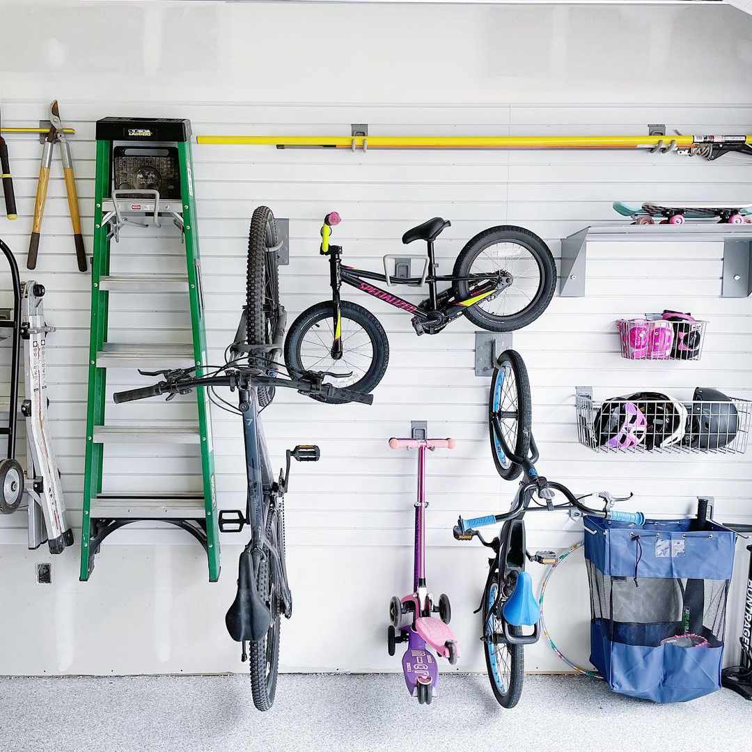 在车库的墙壁上的自行车存放