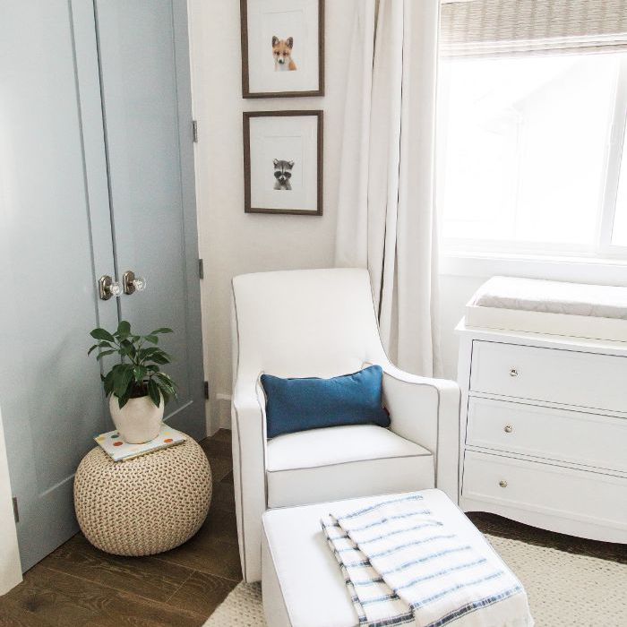 单身女郎阿里·费多托斯基坐在家里一角的白色扶手椅上