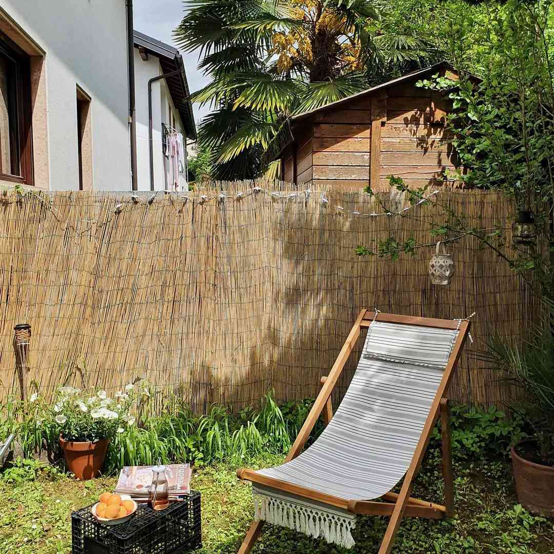 折叠户外休息室椅子用箱子作为侧桌。