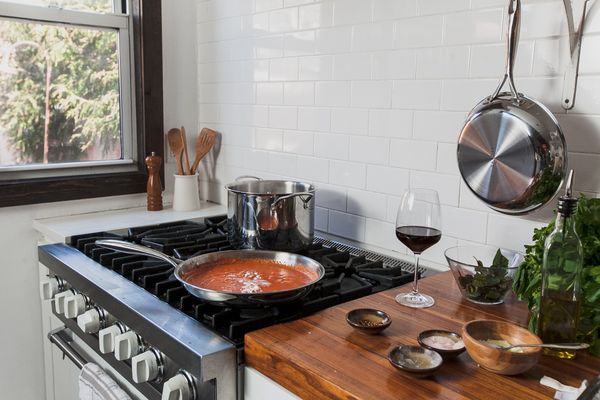 炉子上的萨德尔炊具