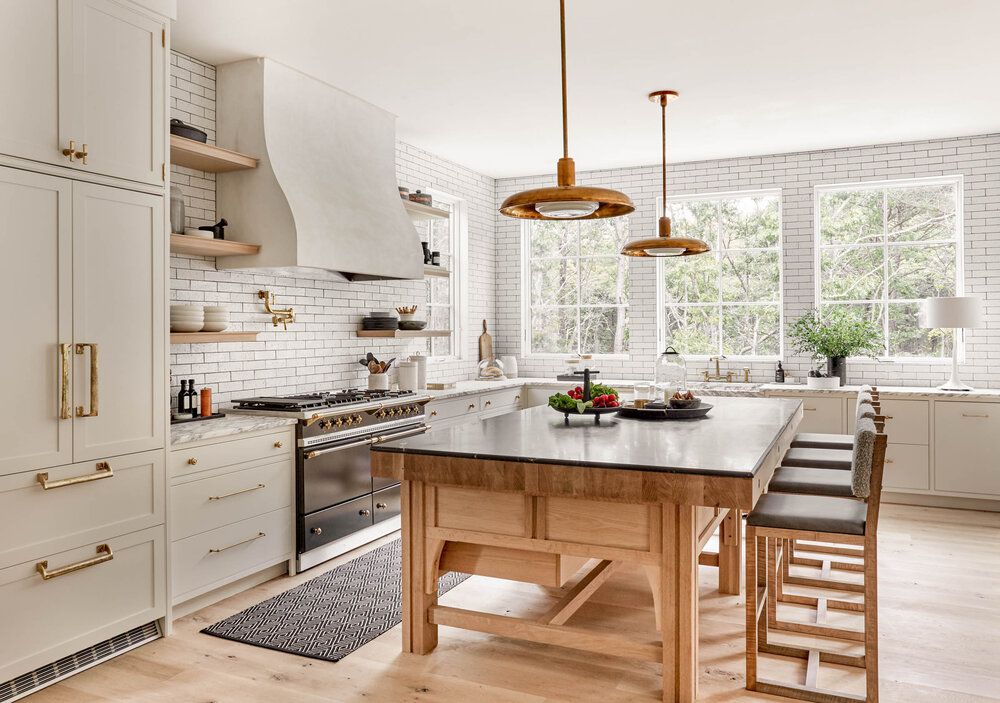 黑色厨房地毯在奶油厨房里