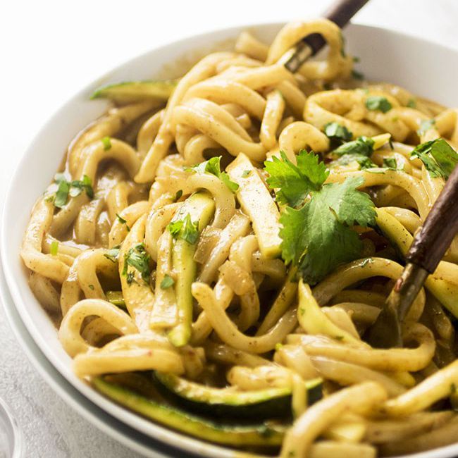 一个锅煮乌冬面和西葫芦面条碗咖喱