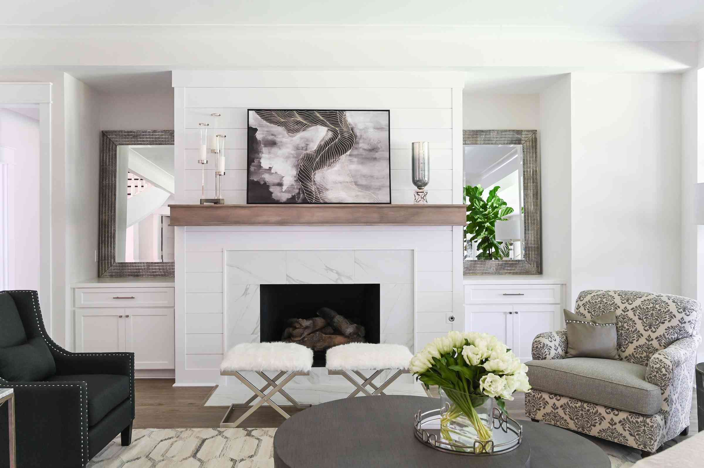 白色，干净的传统客厅与豪华的细节。