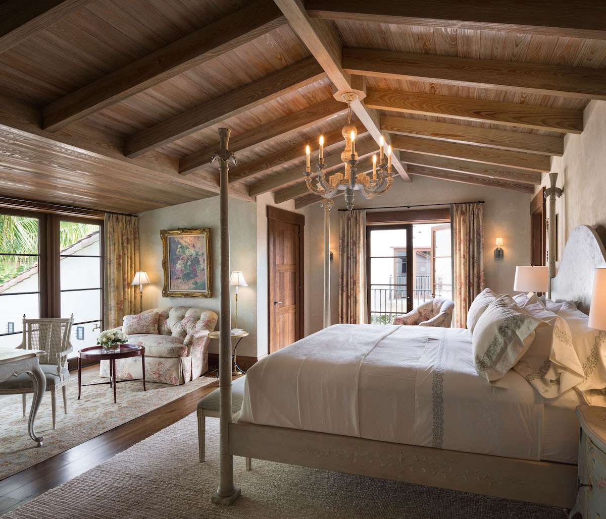 房间有木镶板天花板