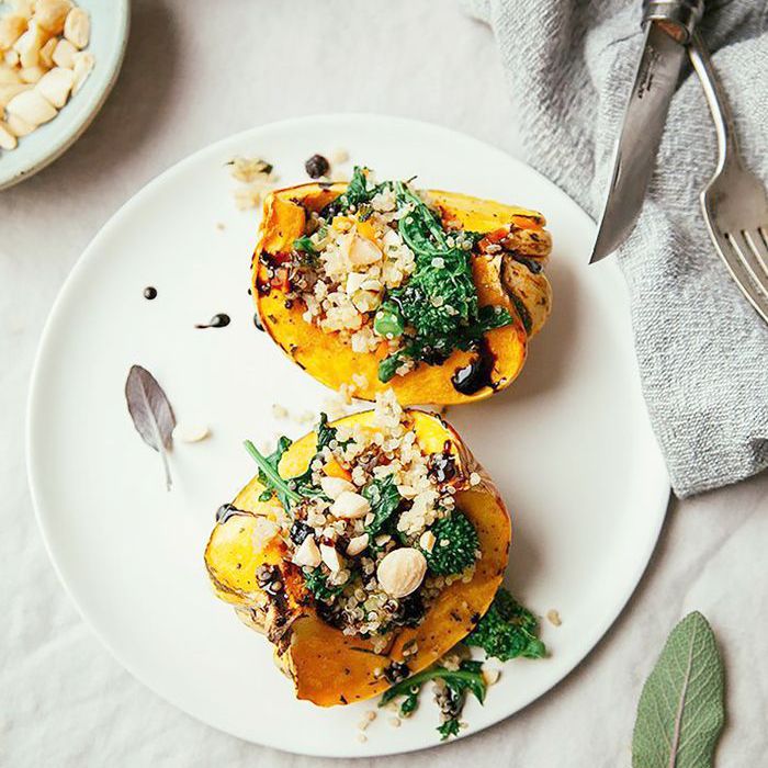 塞满了花椰菜、拉贝和藜麦的南瓜