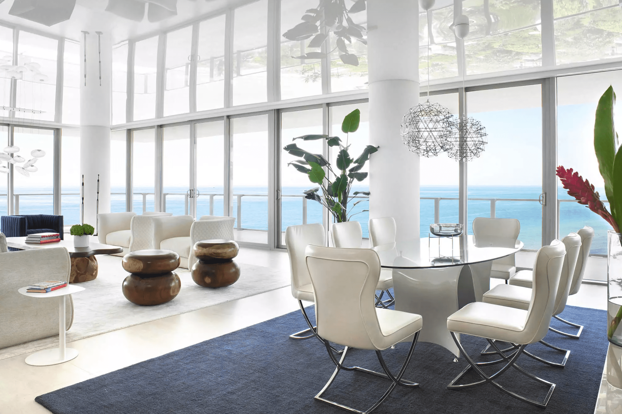 一个充满白色和象牙色作品的开放概念空间