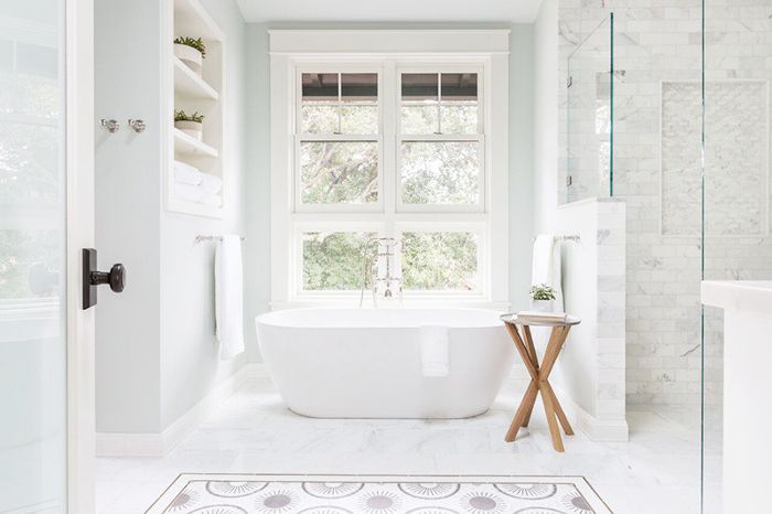 白人浴室”class=