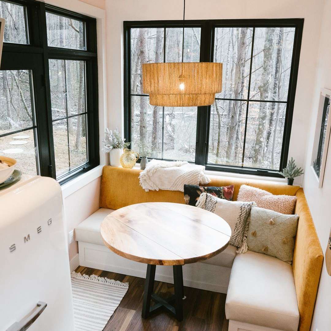 早餐角落内置长凳和藤吊灯。