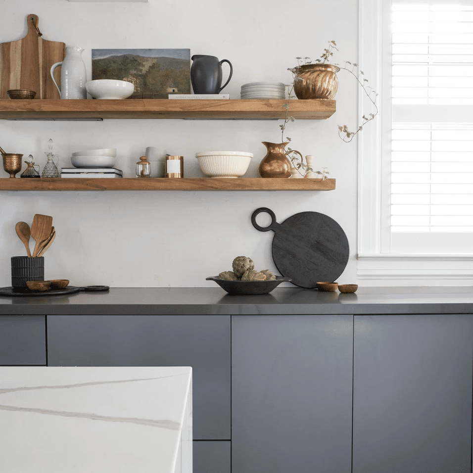 一个简约的厨房用酥脆的白色墙壁