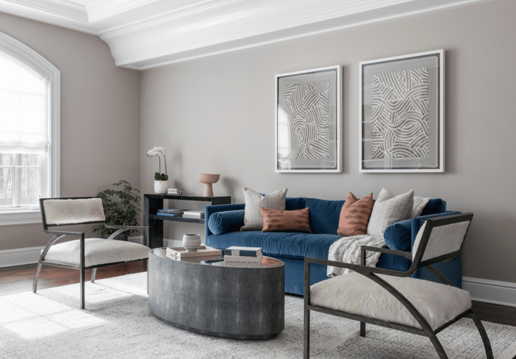 有现代艺术的客厅，蓝色的沙发，橙色的抱枕