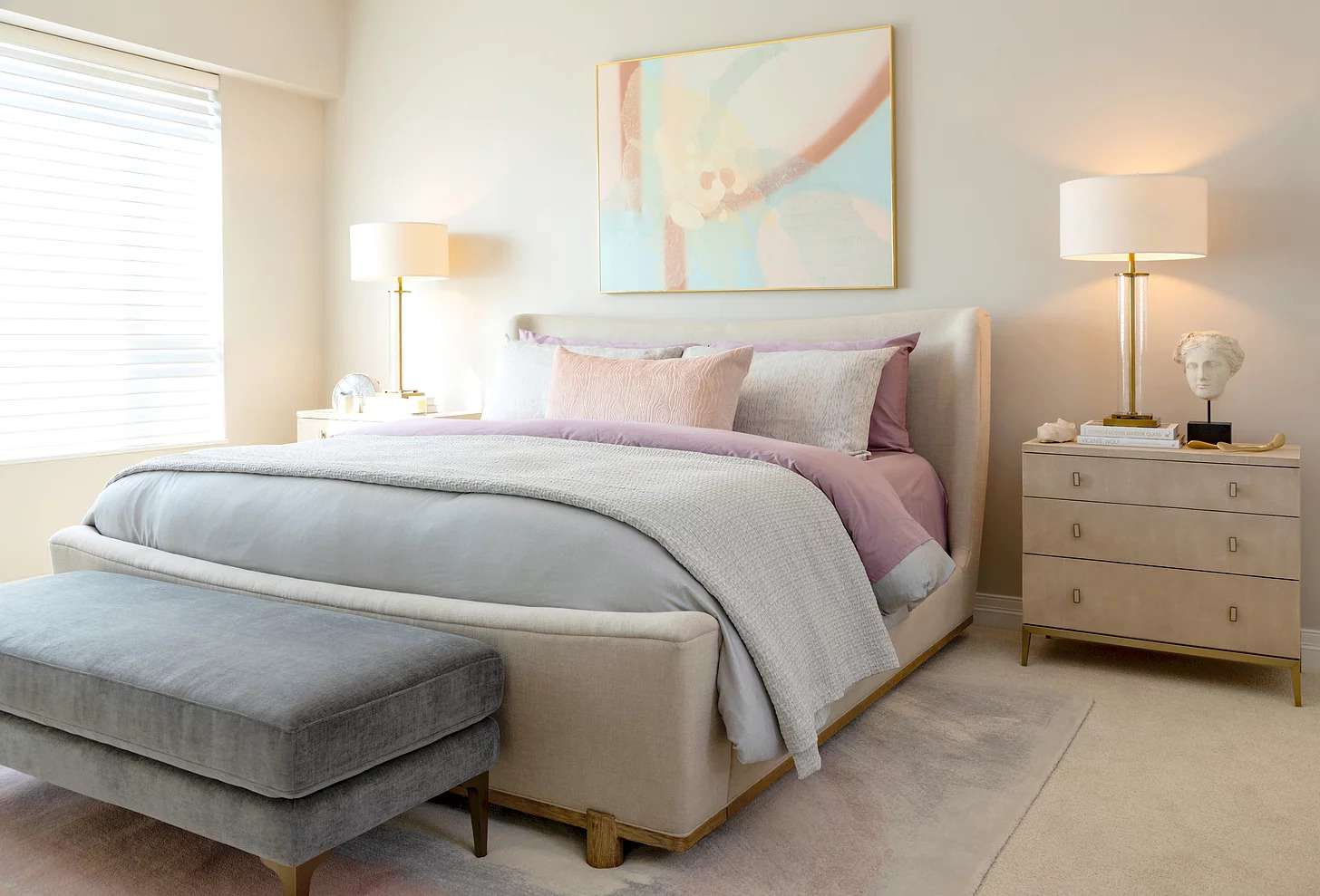 一个现代卧室，有粉红色的口音。