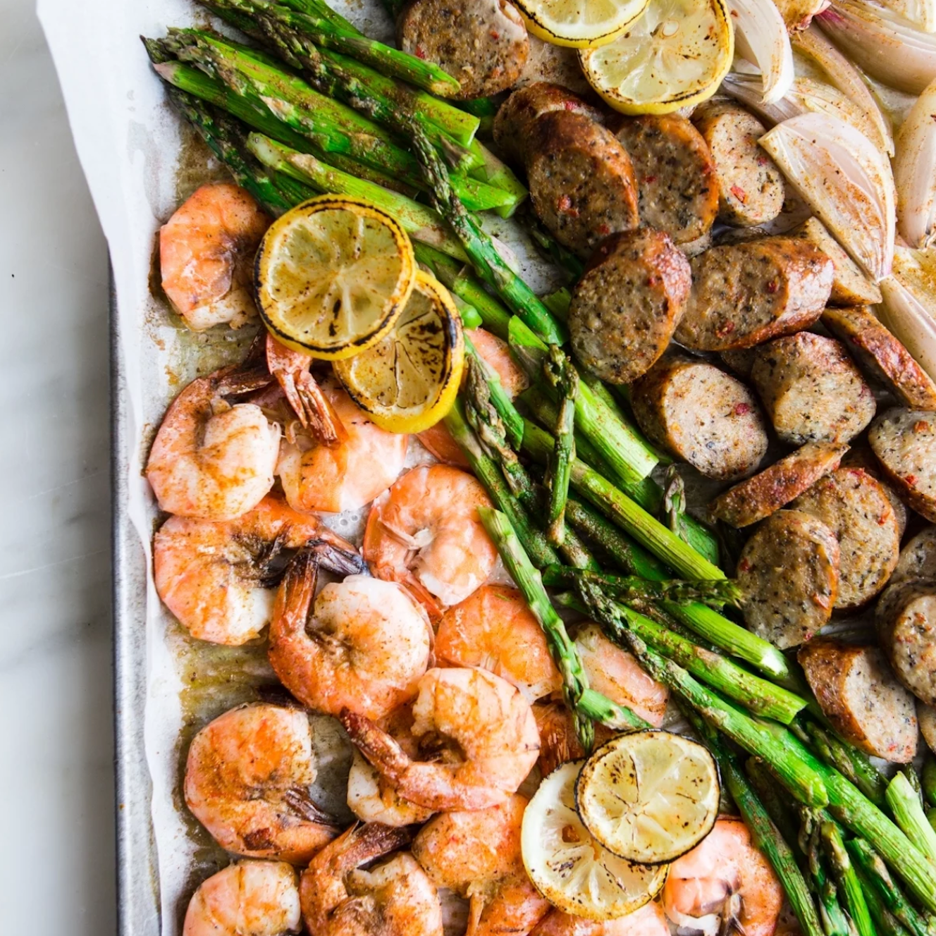 老贝虾和香肠烤盘晚餐