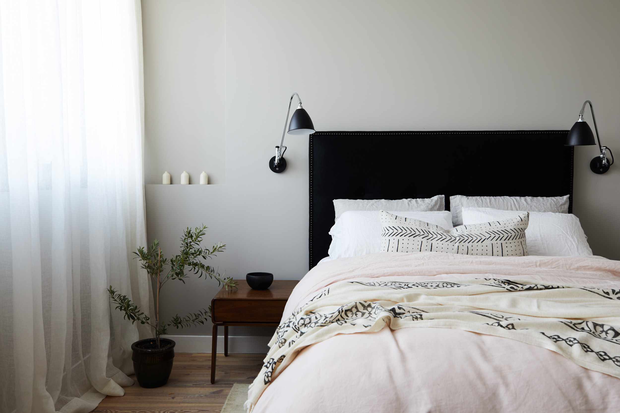 最小的房间有床上两侧的ks。