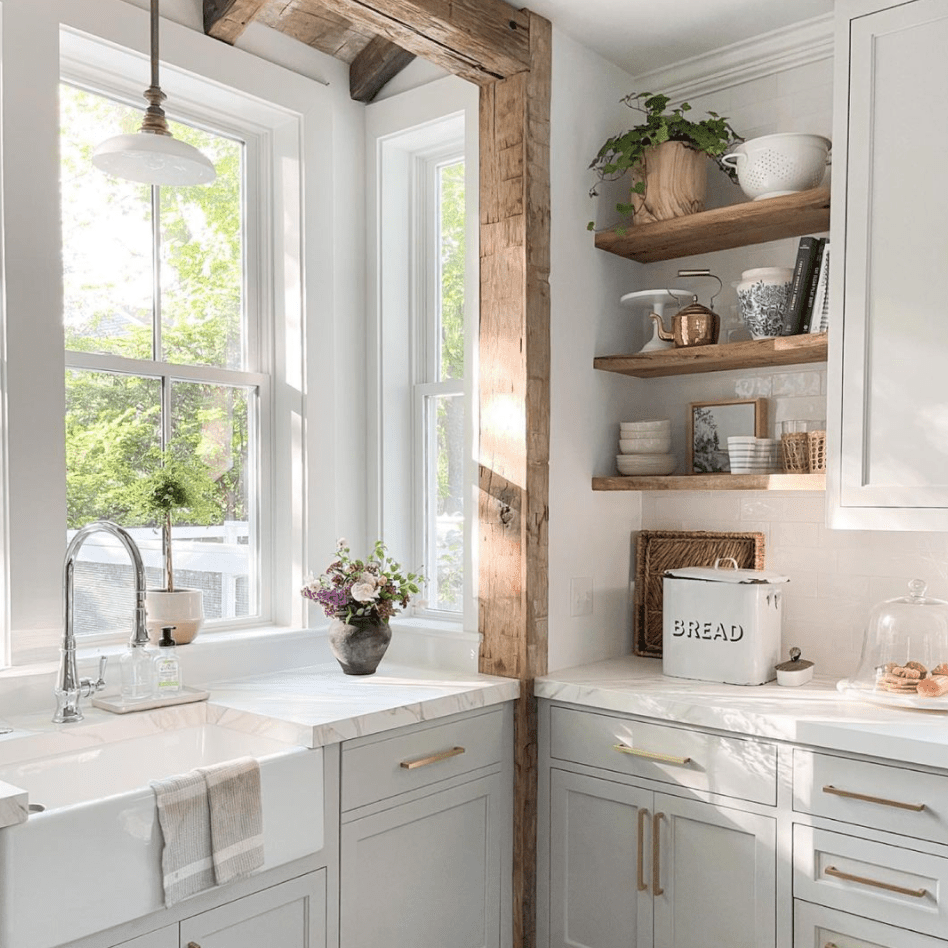 白色的小厨房，带有质朴的木头装饰