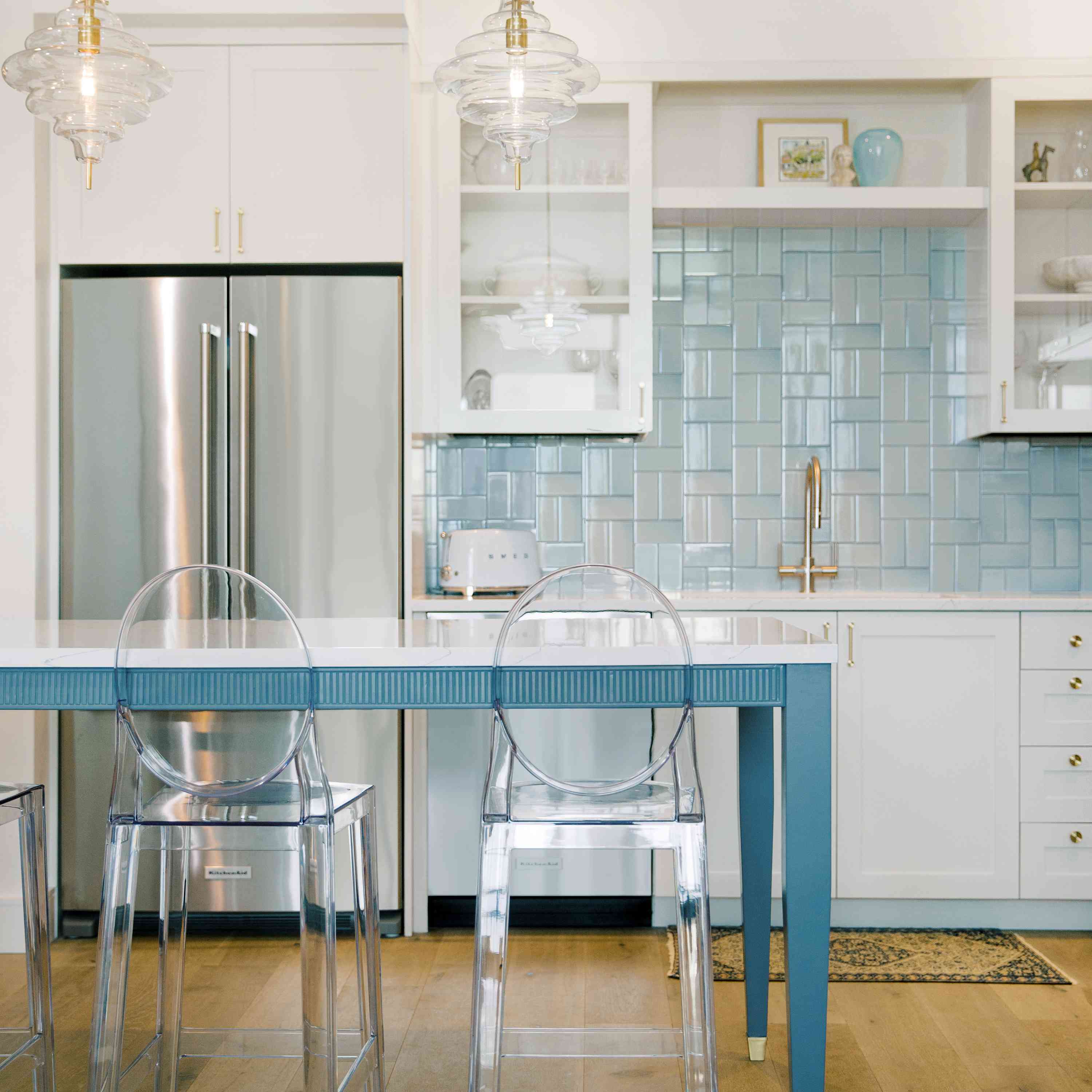 明亮的白色厨房有透明的酒吧。