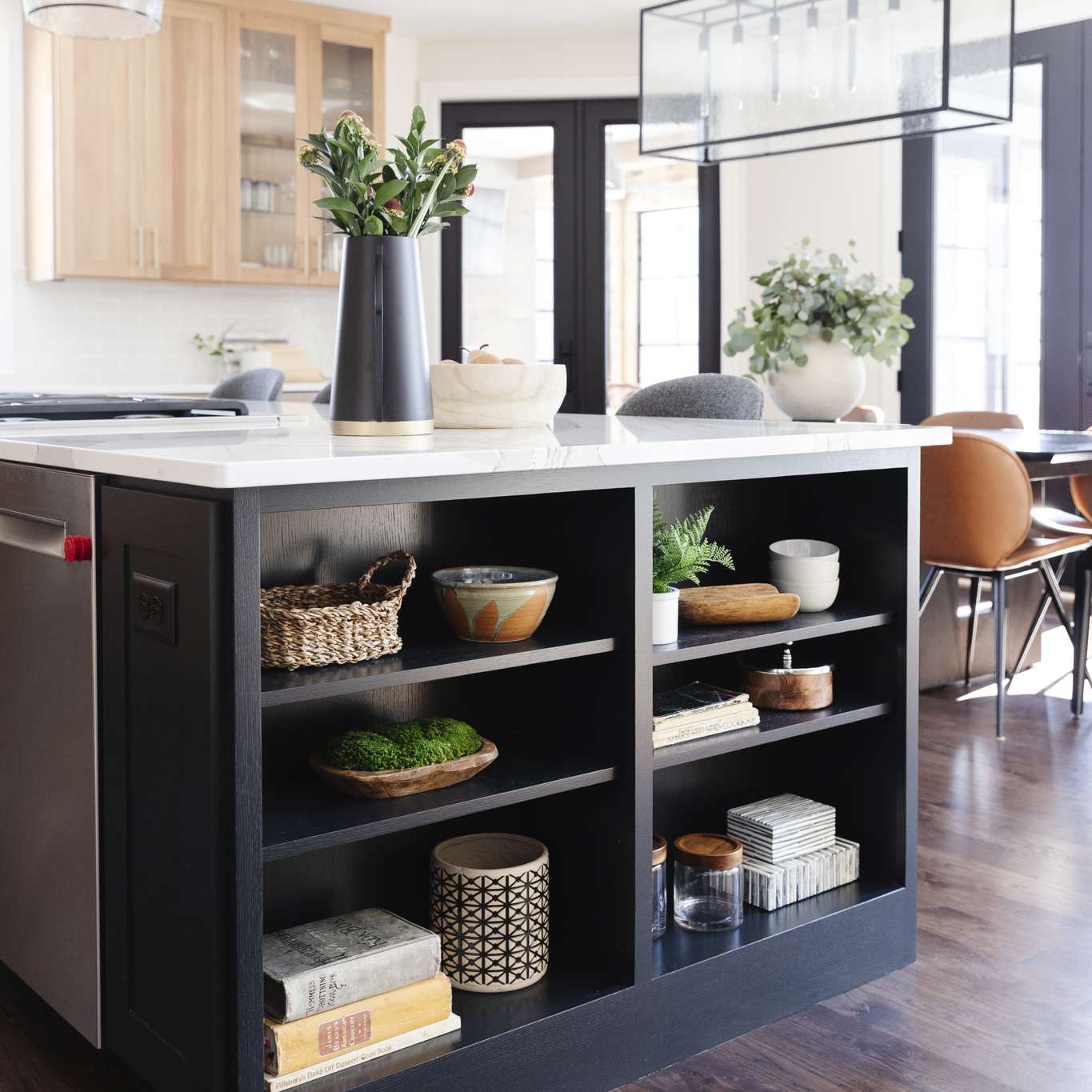 厨房岛与嵌入式书柜