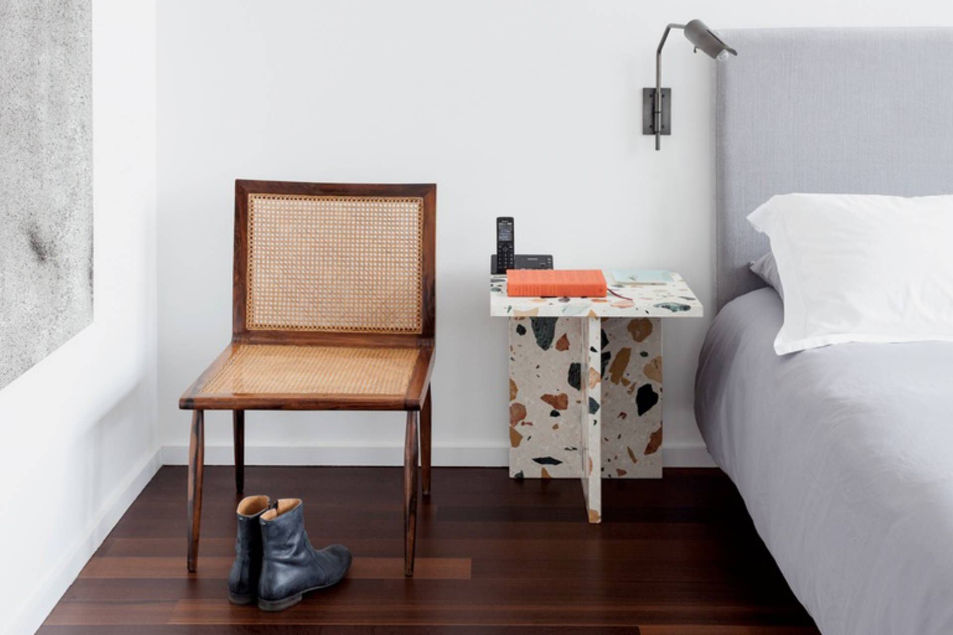 床上的赤裸侧桌。