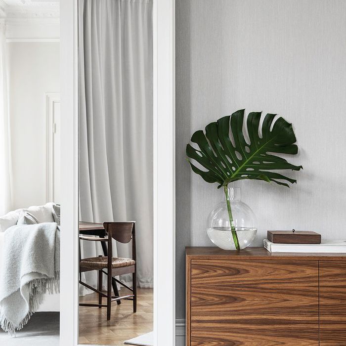 人字形木地板的卧室