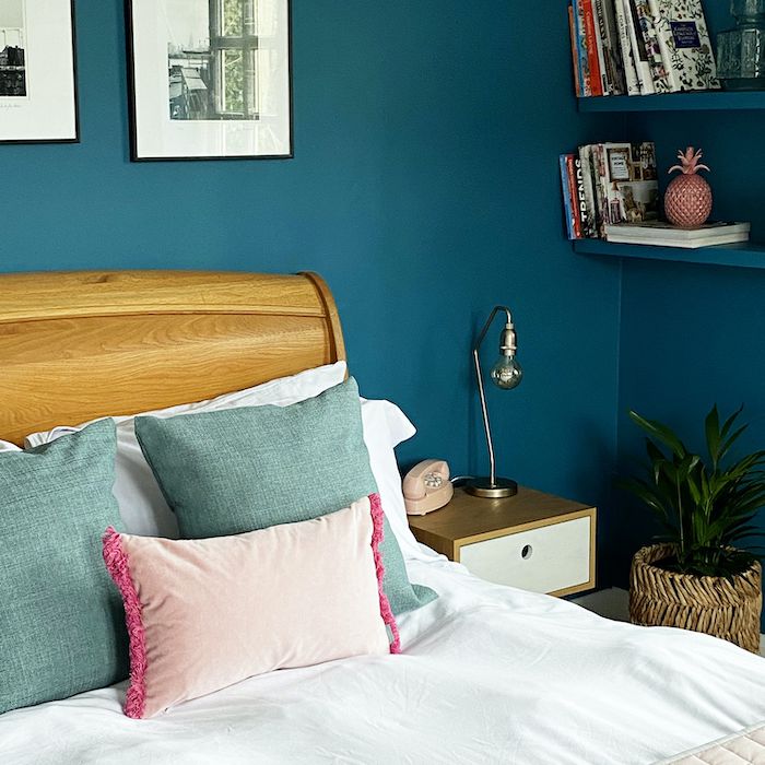 最好的卧室的想法 - 深蓝色的卧室浮动货架