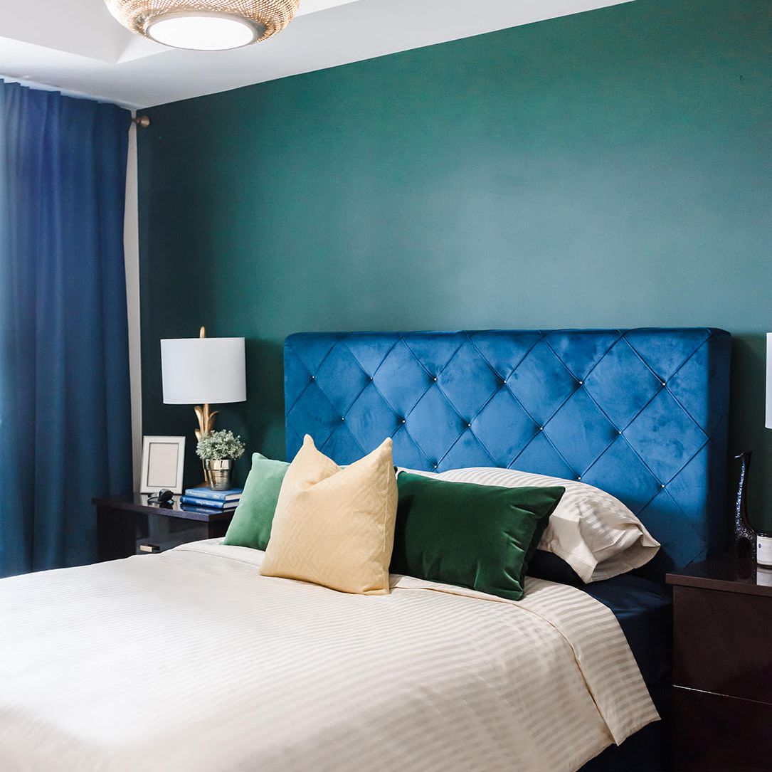 卧室概述高天花板和藤吊灯。