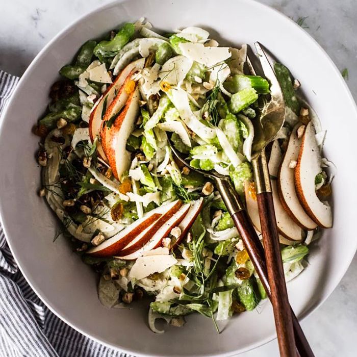 芹菜梨和榛子沙拉”class=