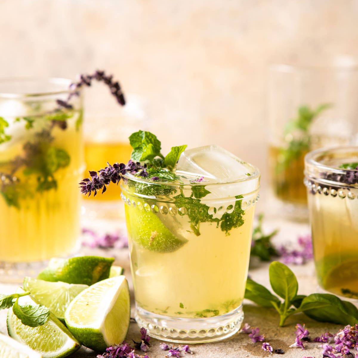 白色茶和泥泞的罗勒和薄荷莫吉托