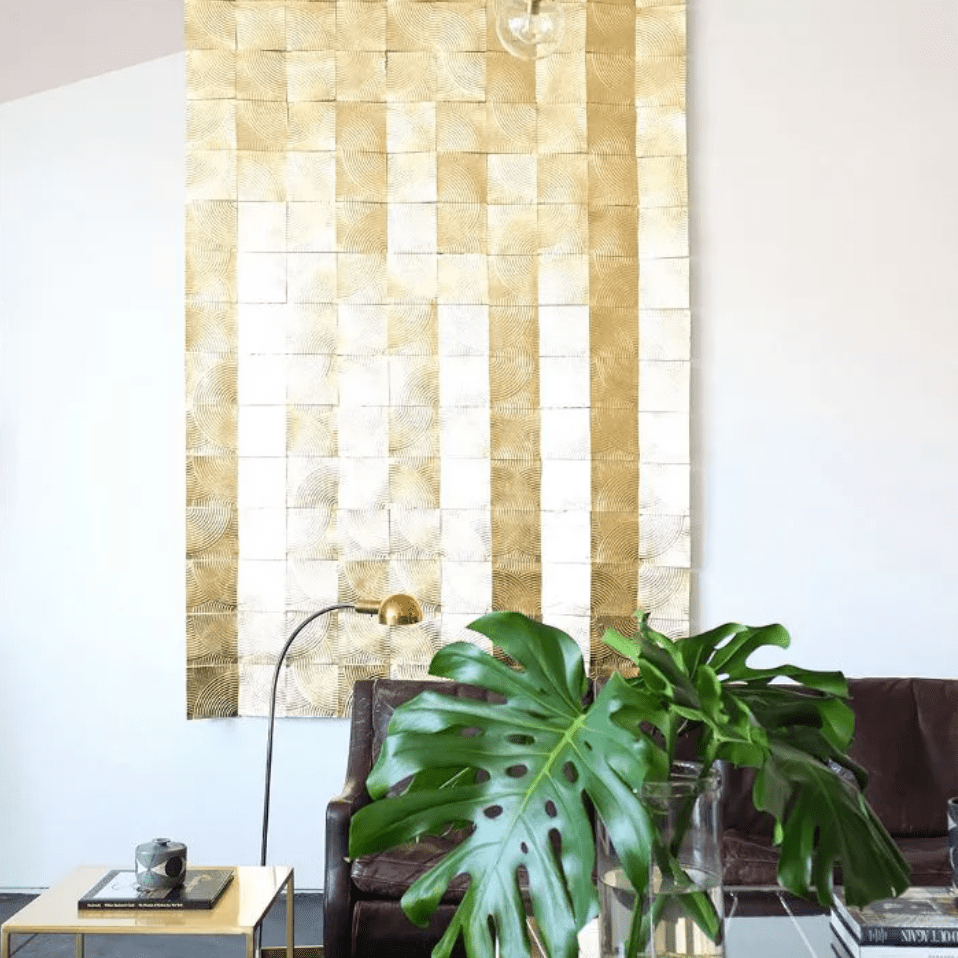 办事处与大型金属艺术品和金色金属边桌