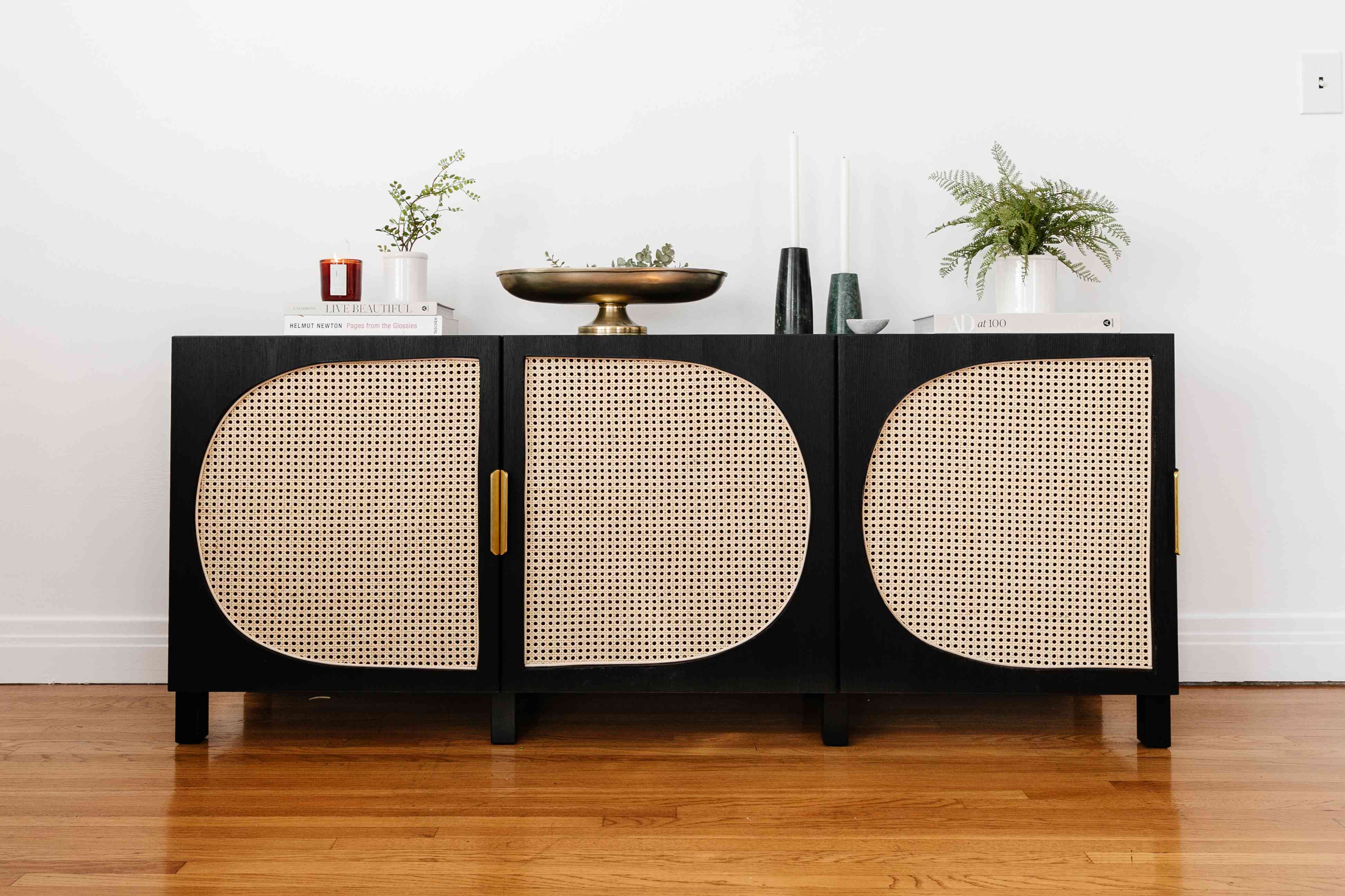 孤牌媒体单元 - 用书籍和植物用拐杖背衬“class=